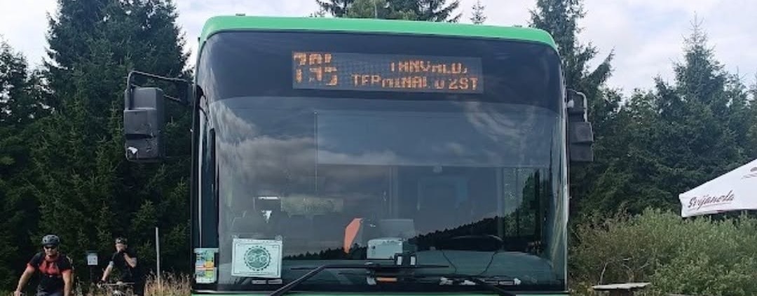 Autobus IDOL linky 795 na Jizerce s cyklisty